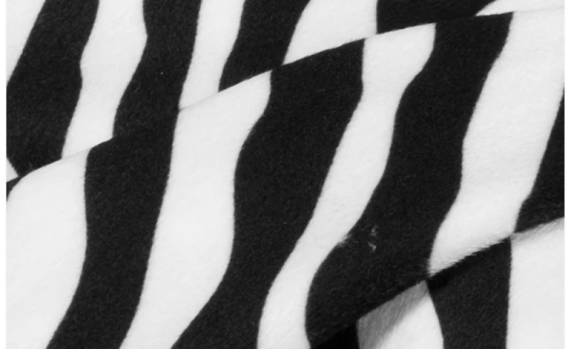 flauschiges Fellimitat Zebra (100 % Polyester)